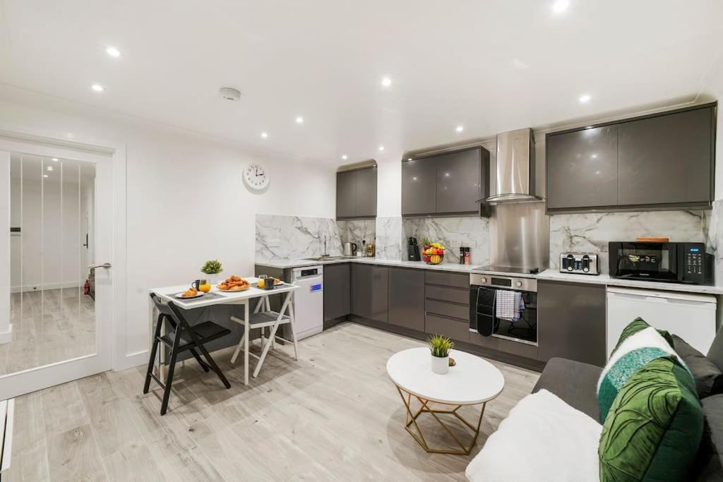 Modern 2 Bedroom Apartment In The Heart Of 런던 외부 사진