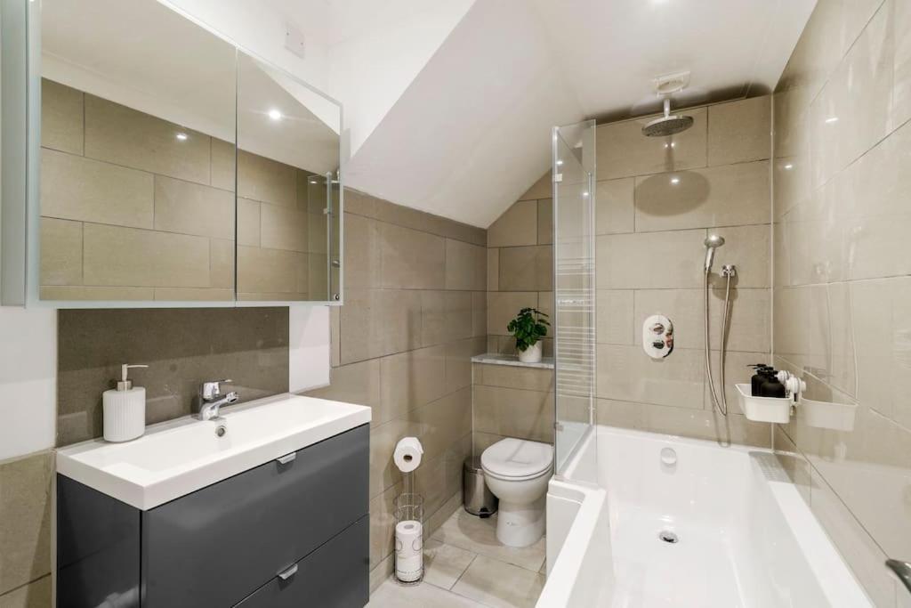 Modern 2 Bedroom Apartment In The Heart Of 런던 외부 사진